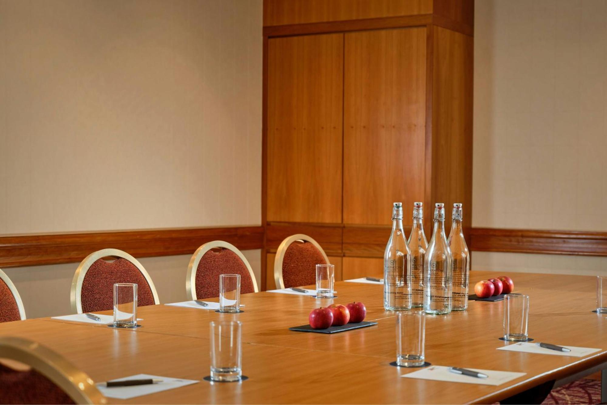 Sheraton Skyline Hotel London Heathrow Hillingdon Dış mekan fotoğraf